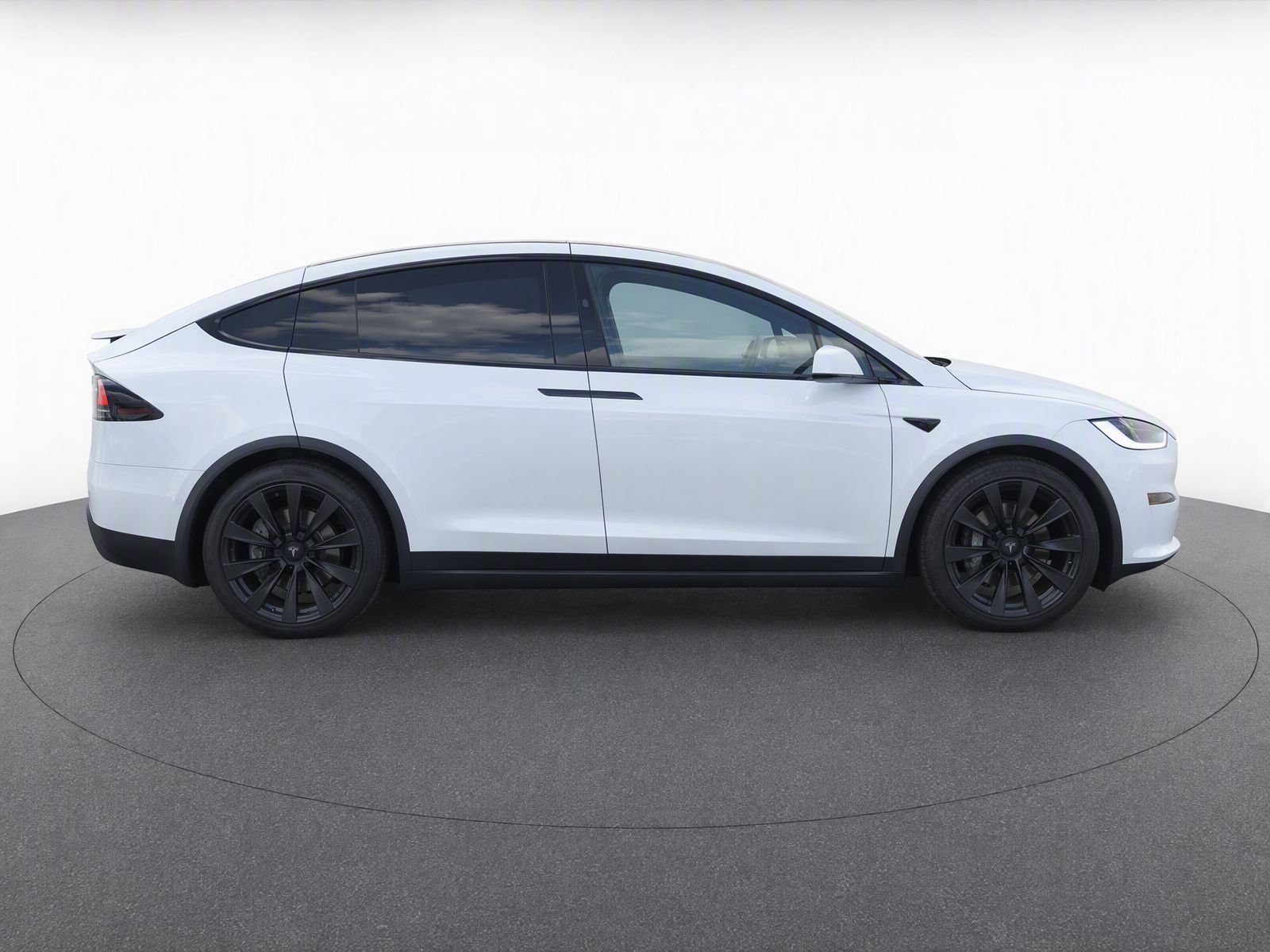 Used 2023 White Tesla NA image 5