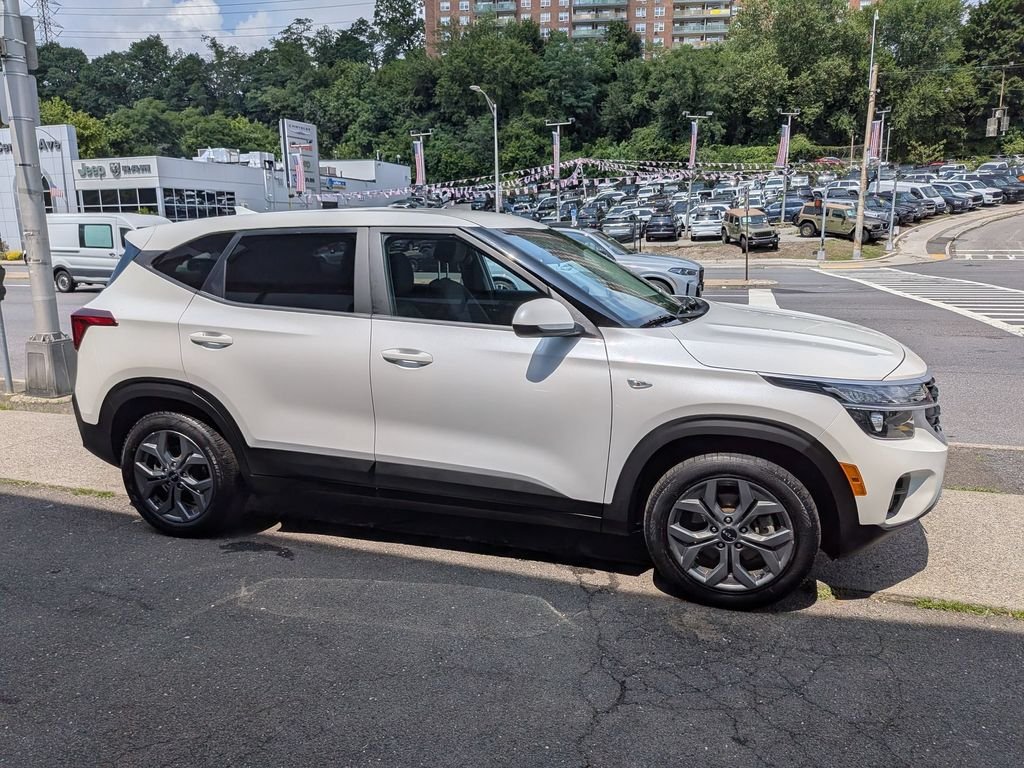 Used 2024 White Kia LX image 5