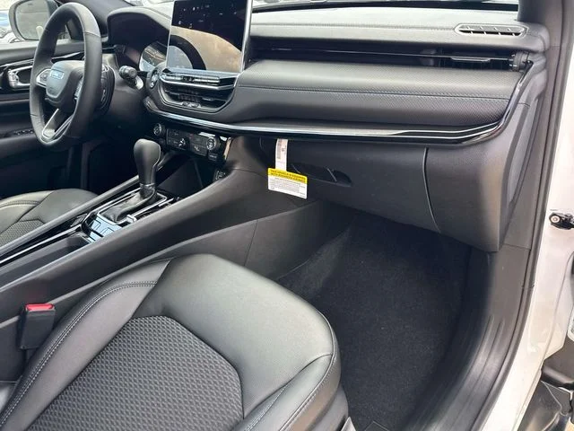 New 2026 Bright White Clear-Coat Exterior Paint Jeep Latitude image 14