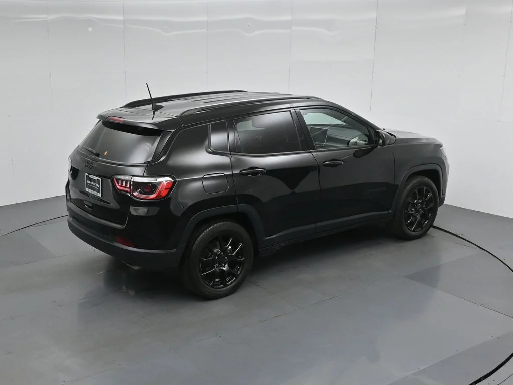 Used 2022 Black Jeep Altitude image 36