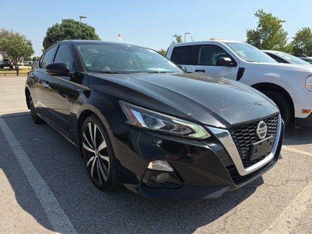 Used 2019 Black Nissan 2.5 Platinum image 1