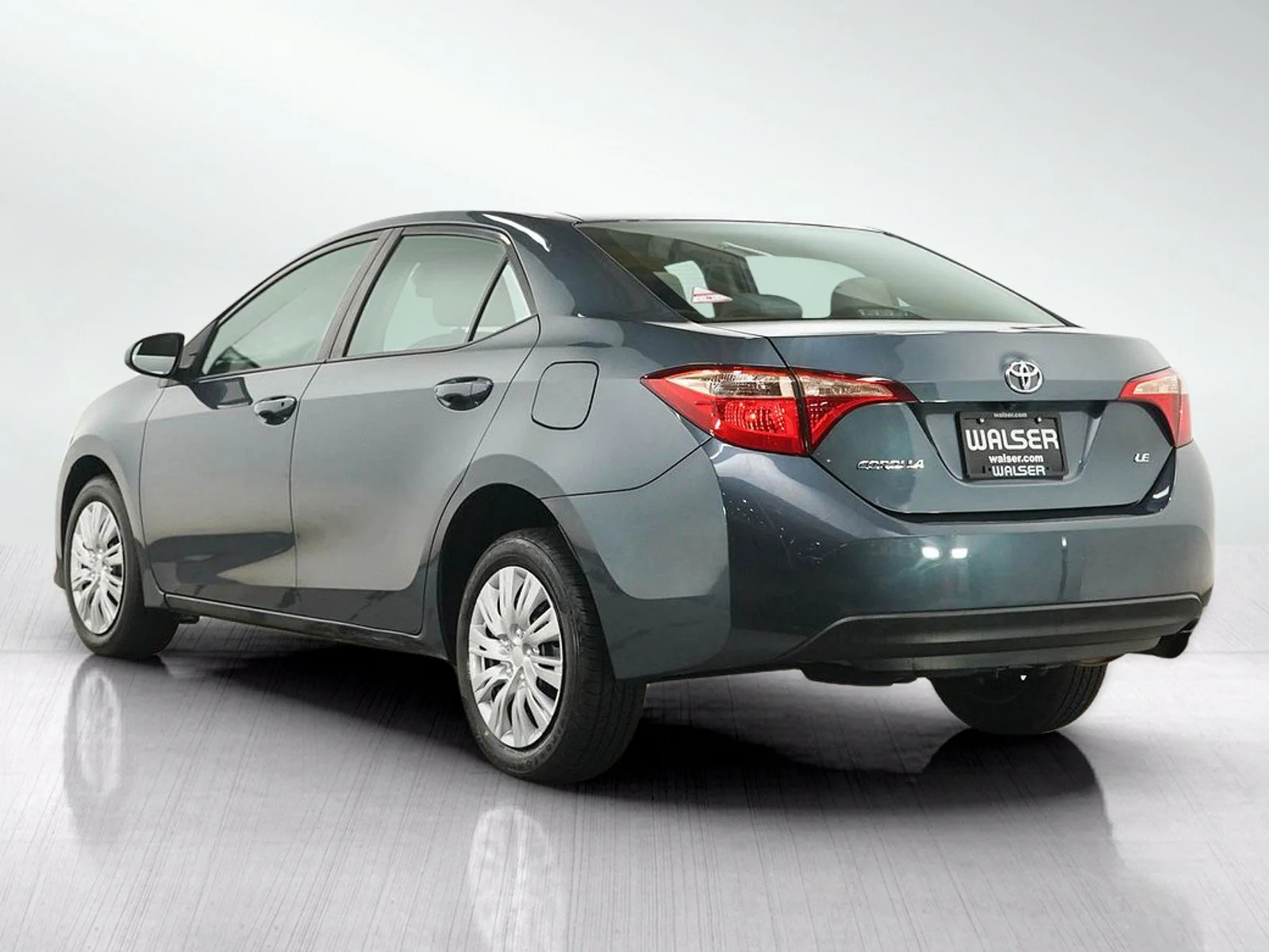 Used 2017  Toyota LE image 3