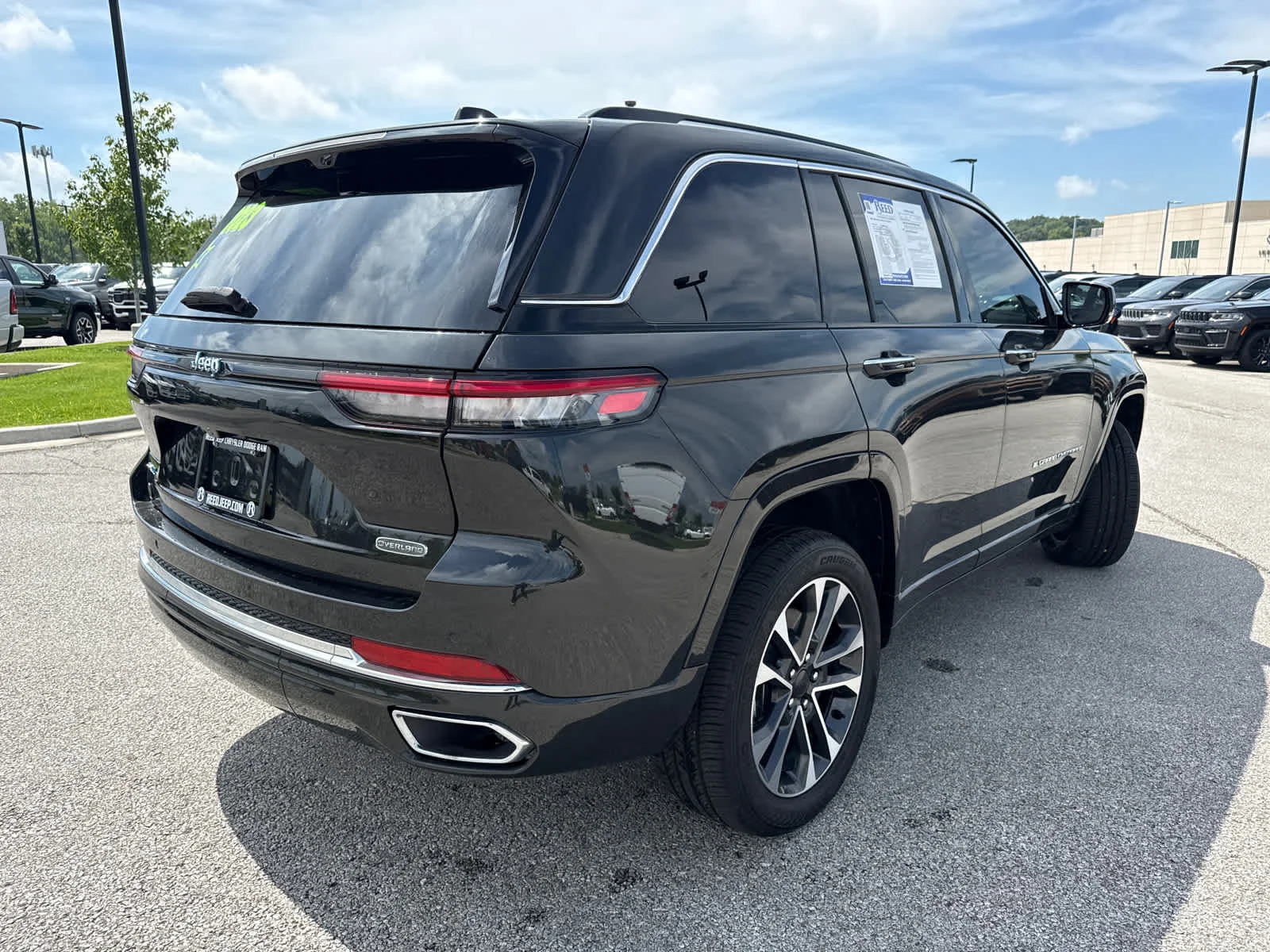 Used 2023 Rocky Mountain Pearlcoat Jeep Overland image 9
