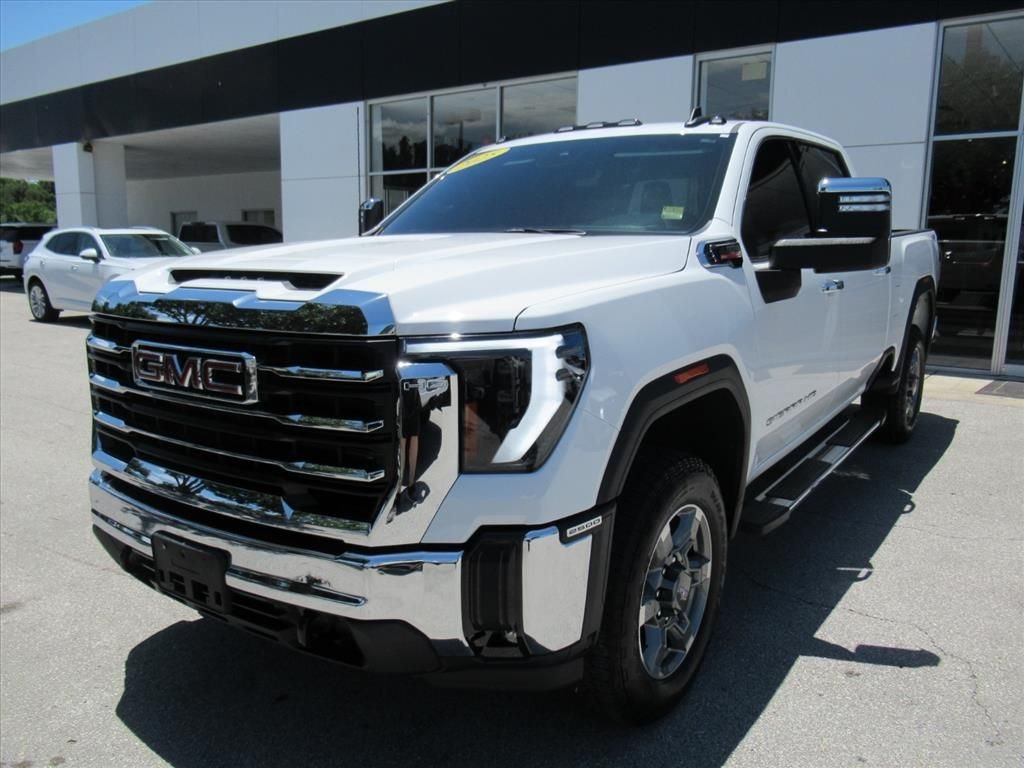 Used 2025 White GMC SLE image 3