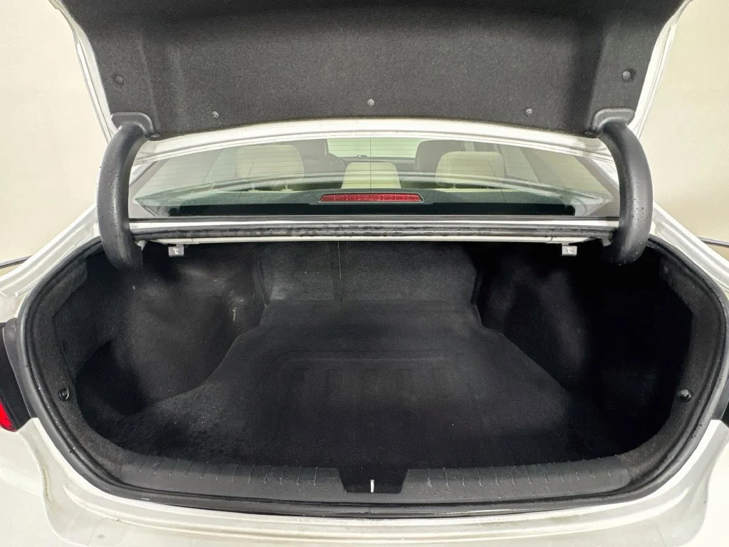 Used 2017 Quartz White Pearl Hyundai SE image 28