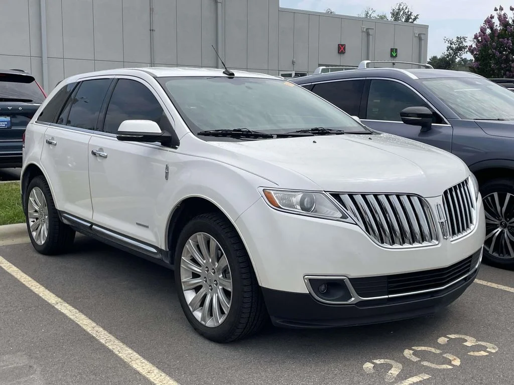 Used 2014 White Platinum Metallic Tri-Coat Lincoln Base image 1