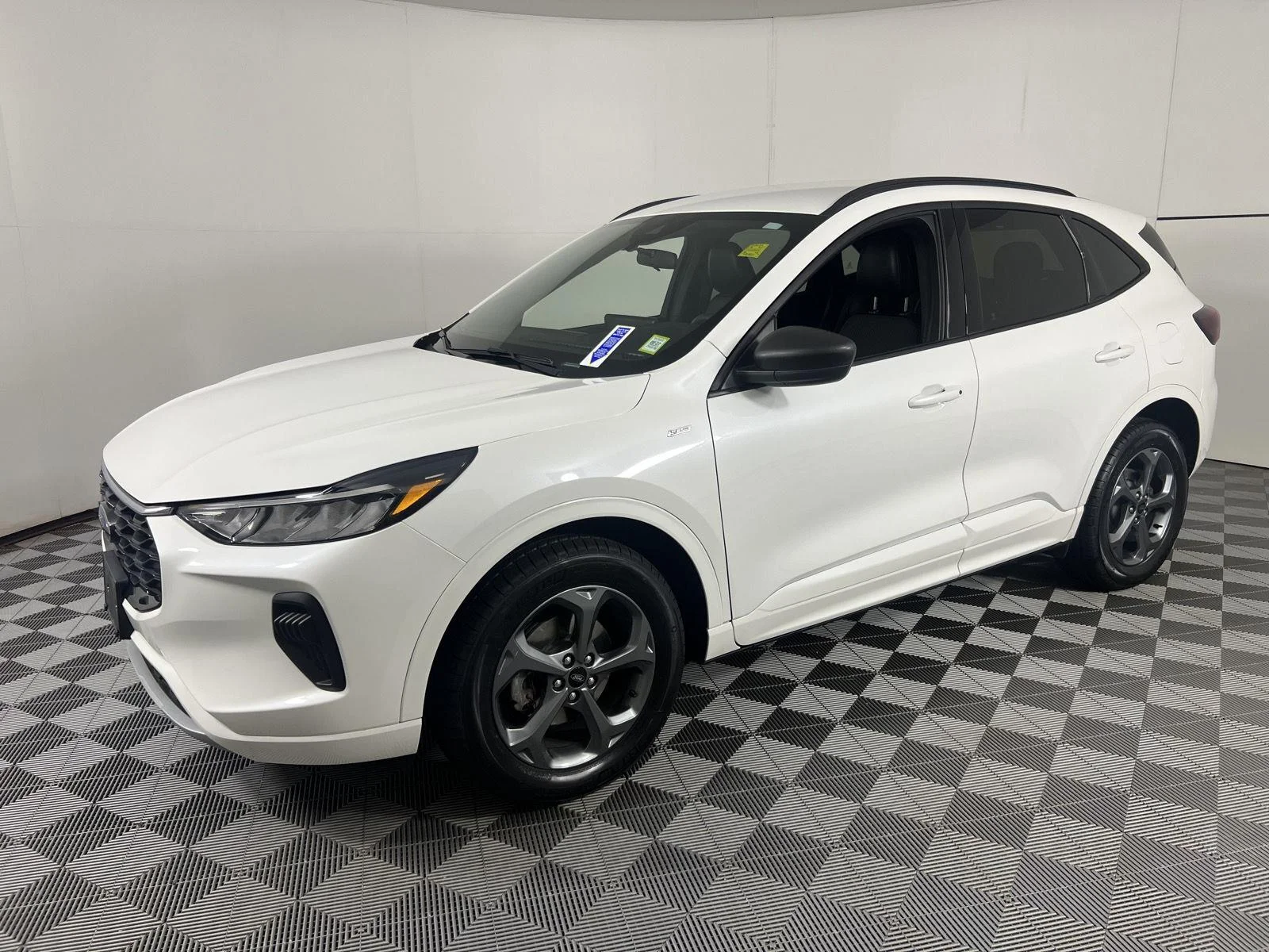 Used 2023 Star White Metallic Tri-Coat Ford ST-Line image 6