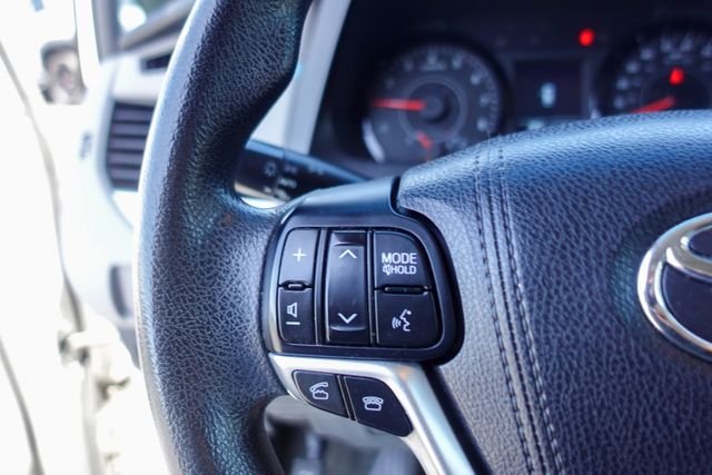 Used 2017 White Toyota L image 14