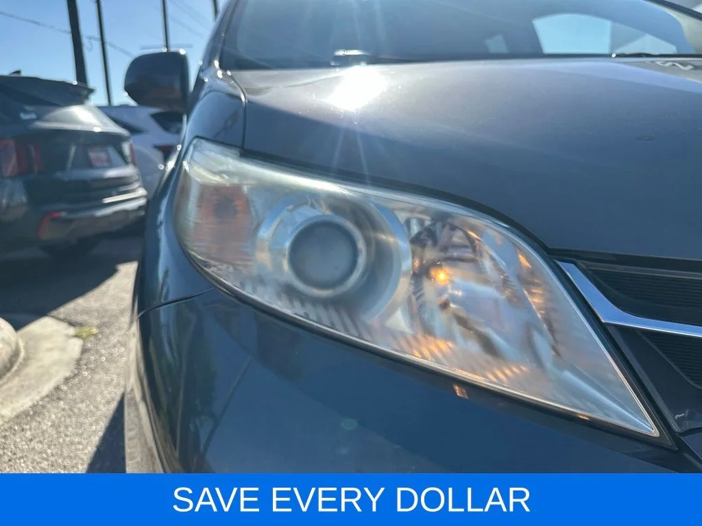 Used 2019 Gray Toyota XLE image 3