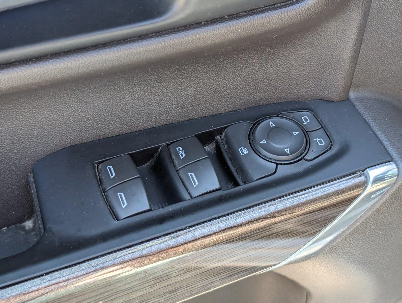 Used 2020 SUMMIT WHITE Chevrolet LT Trail Boss image 20