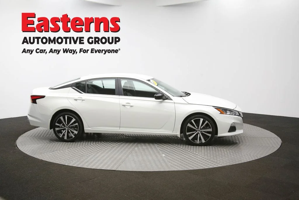 Used 2022 White Nissan 2.5 SR image 41