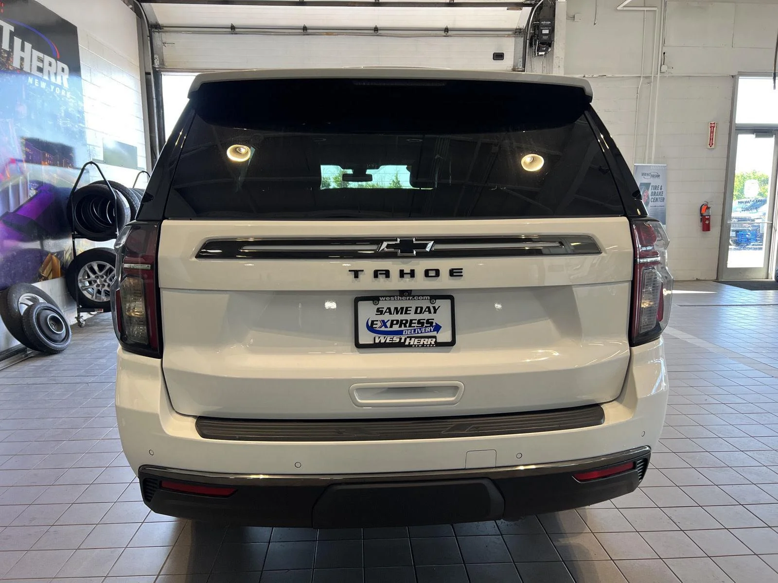 Used 2022 Summit White Chevrolet Z71 image 9