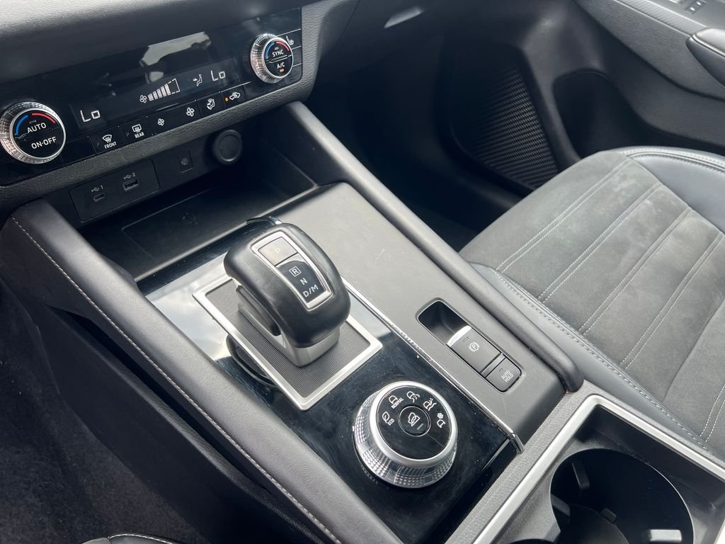 Used 2024  Mitsubishi SE image 26