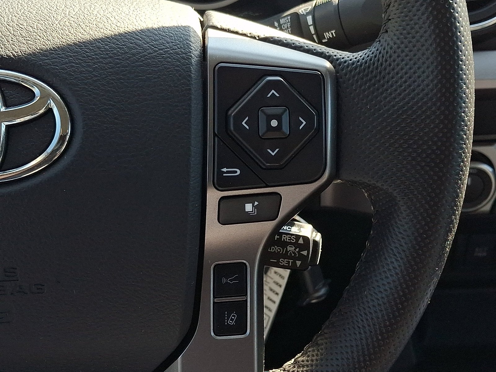 Used 2020 White Toyota SR5 V6 image 22