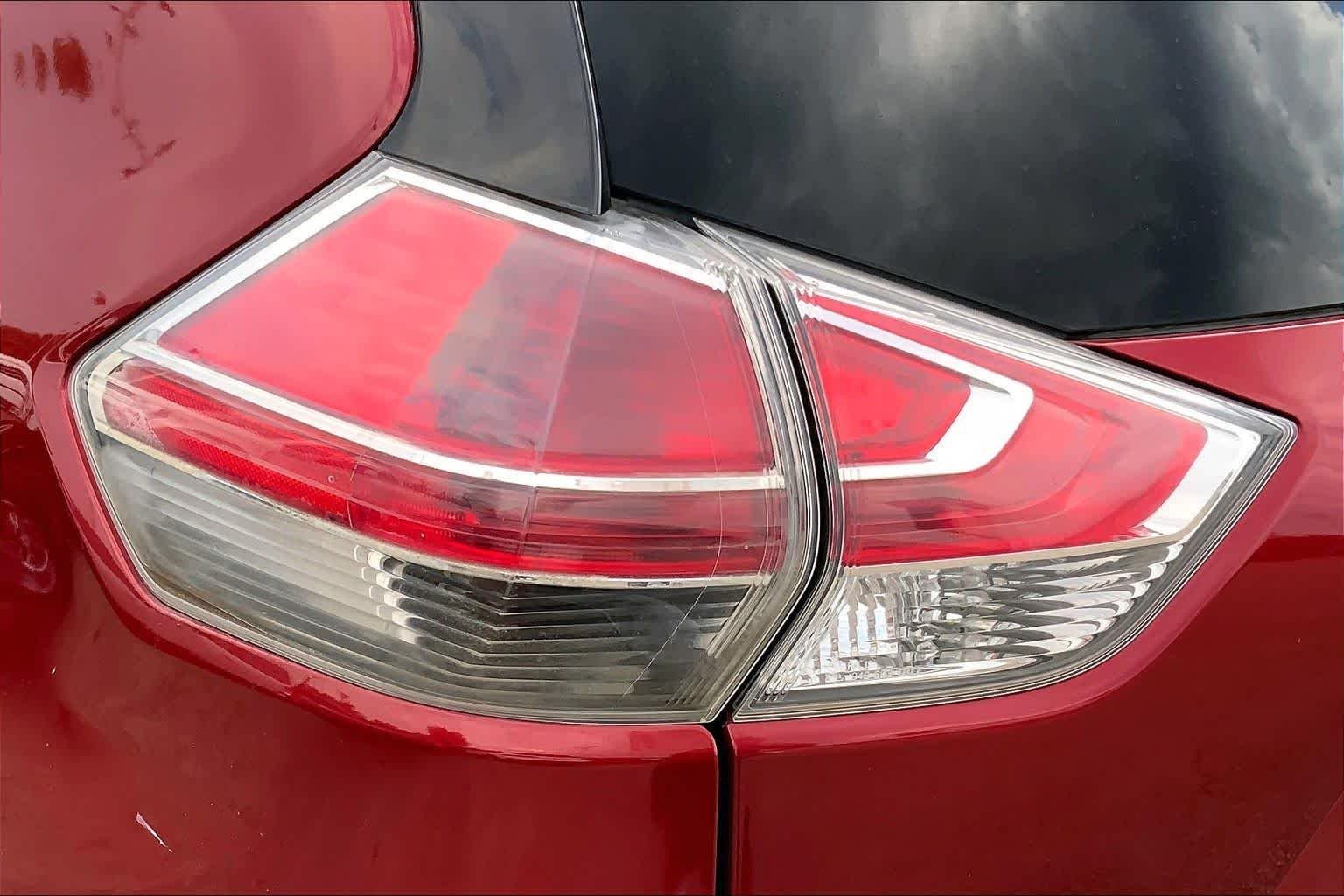 Used 2016 Cayenne Red Nissan SL image 25