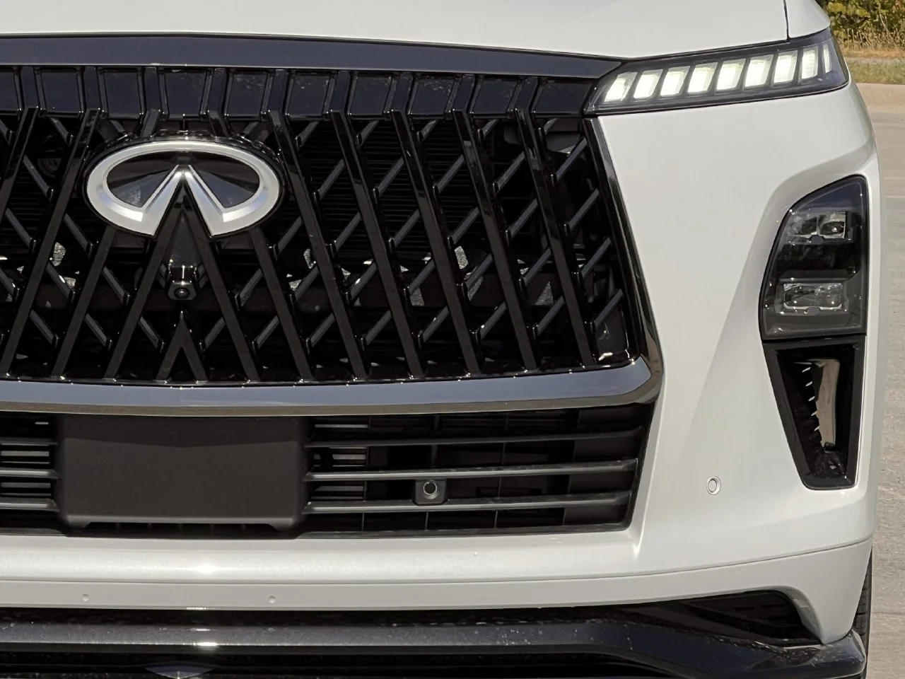 New 2027 RADIANT WHITE INFINITI Sport 4WD image 8