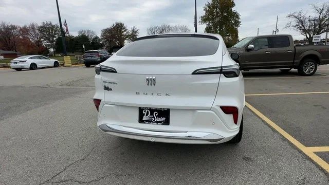Used 2025 White Frost Tricoat Buick FWD 4dr Avenir image 7
