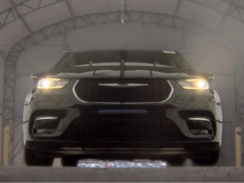 Used 2023 Black Chrysler Touring L image 3