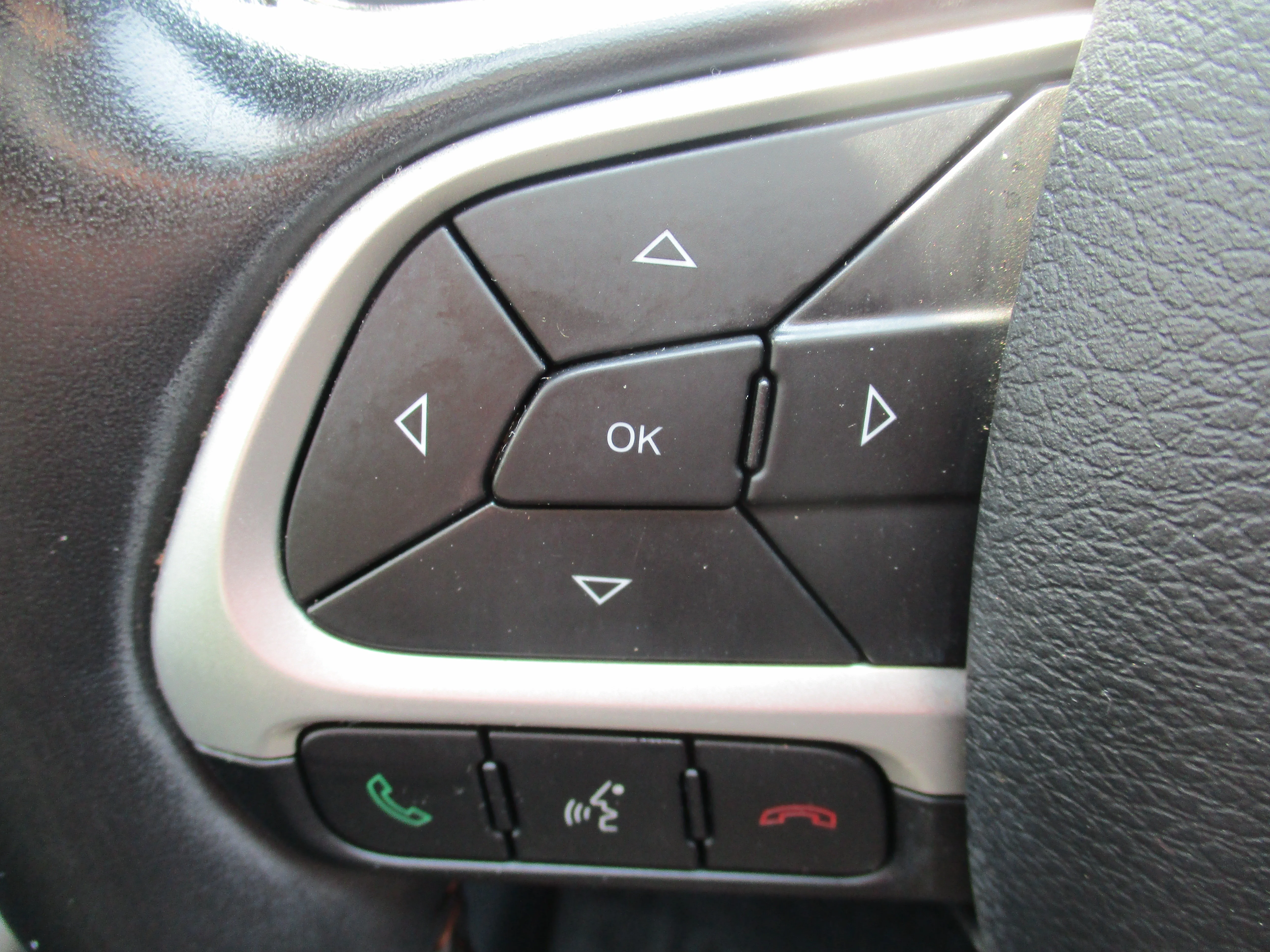 Used 2020 White Clearcoat Jeep Latitude image 12