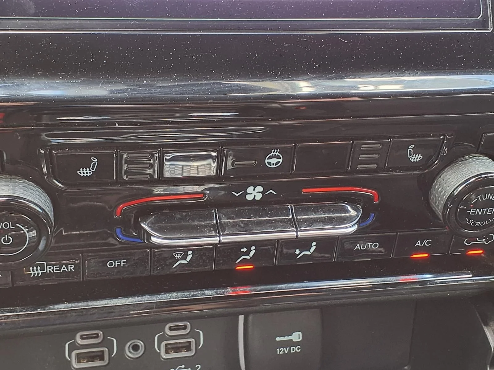 Used 2023 Silver Jeep Altitude image 13