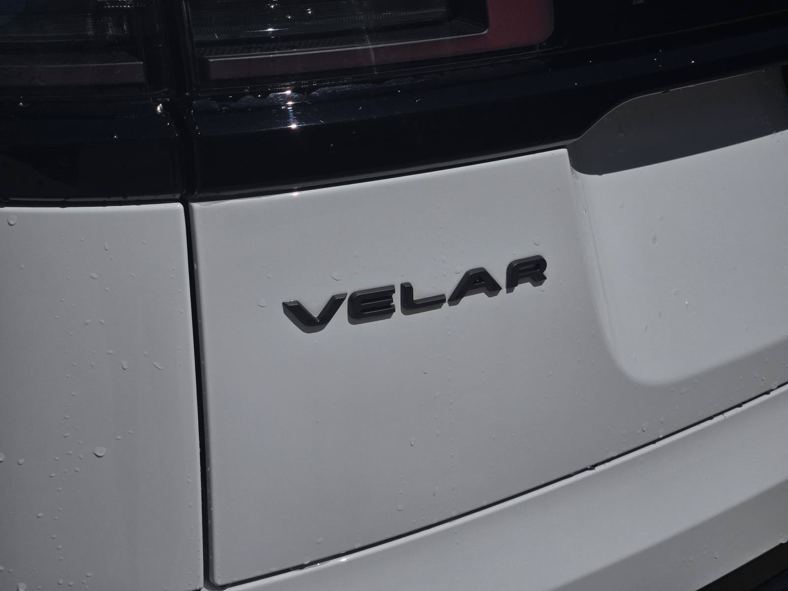 Used 2025 Fuji White Land Rover Dynamic SE image 8