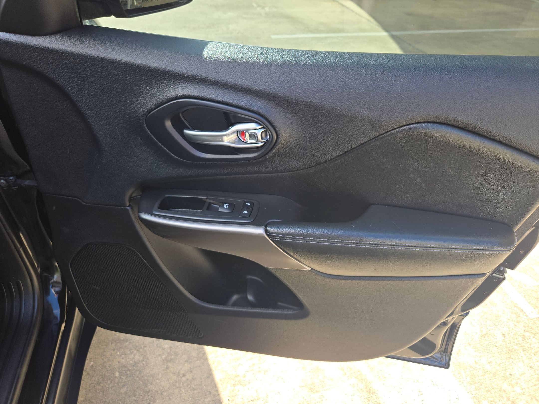 Used 2019 Diamond Black Crystal Pearlcoat Jeep Latitude image 30