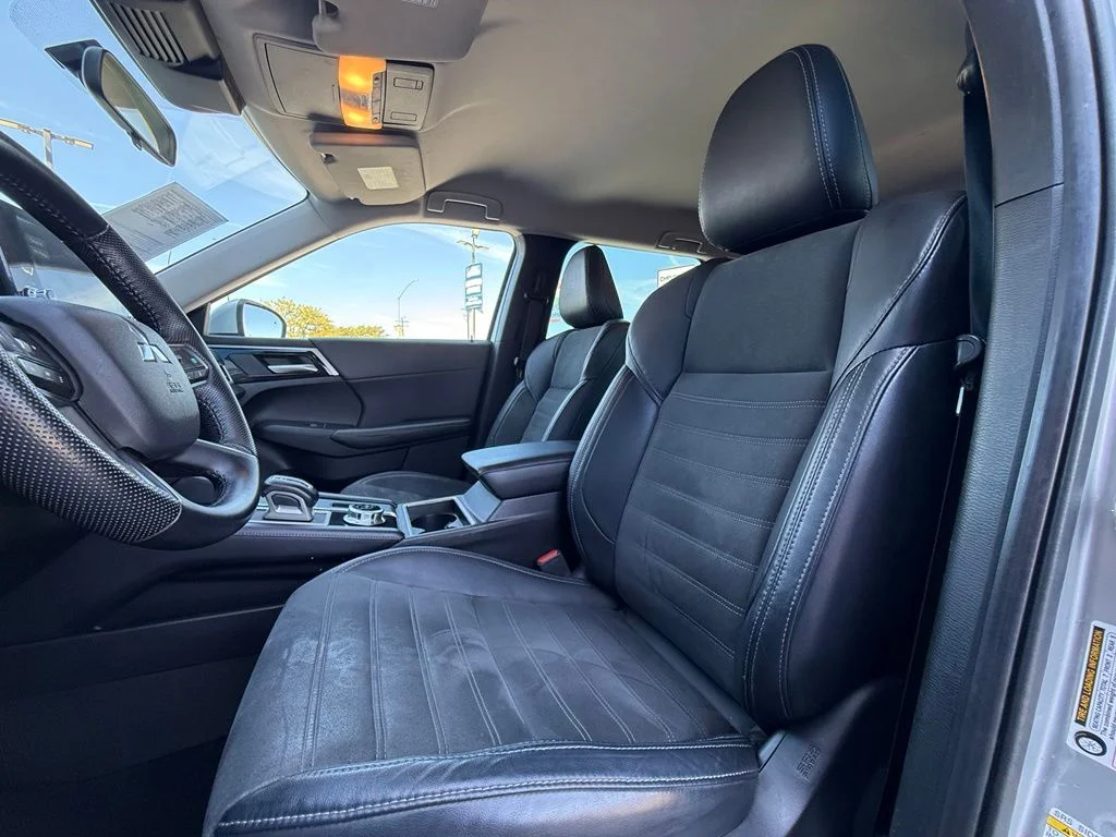 Used 2023 Silver Mitsubishi SE image 35