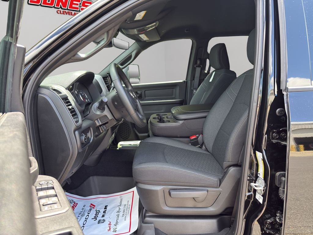New 2026 Diamond Black Crystal Pearl-Coat Exterior Paint RAM Tradesman image 4