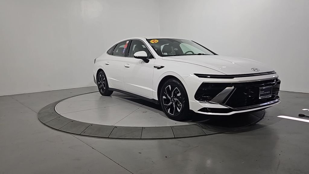 Used 2025 White Hyundai SEL image 9