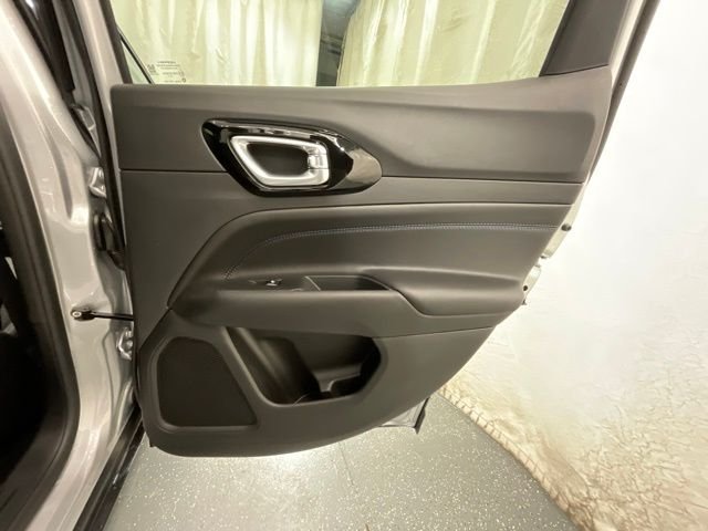 New 2026 Silver Zynith Metallic Clearcoat Jeep Latitude image 24