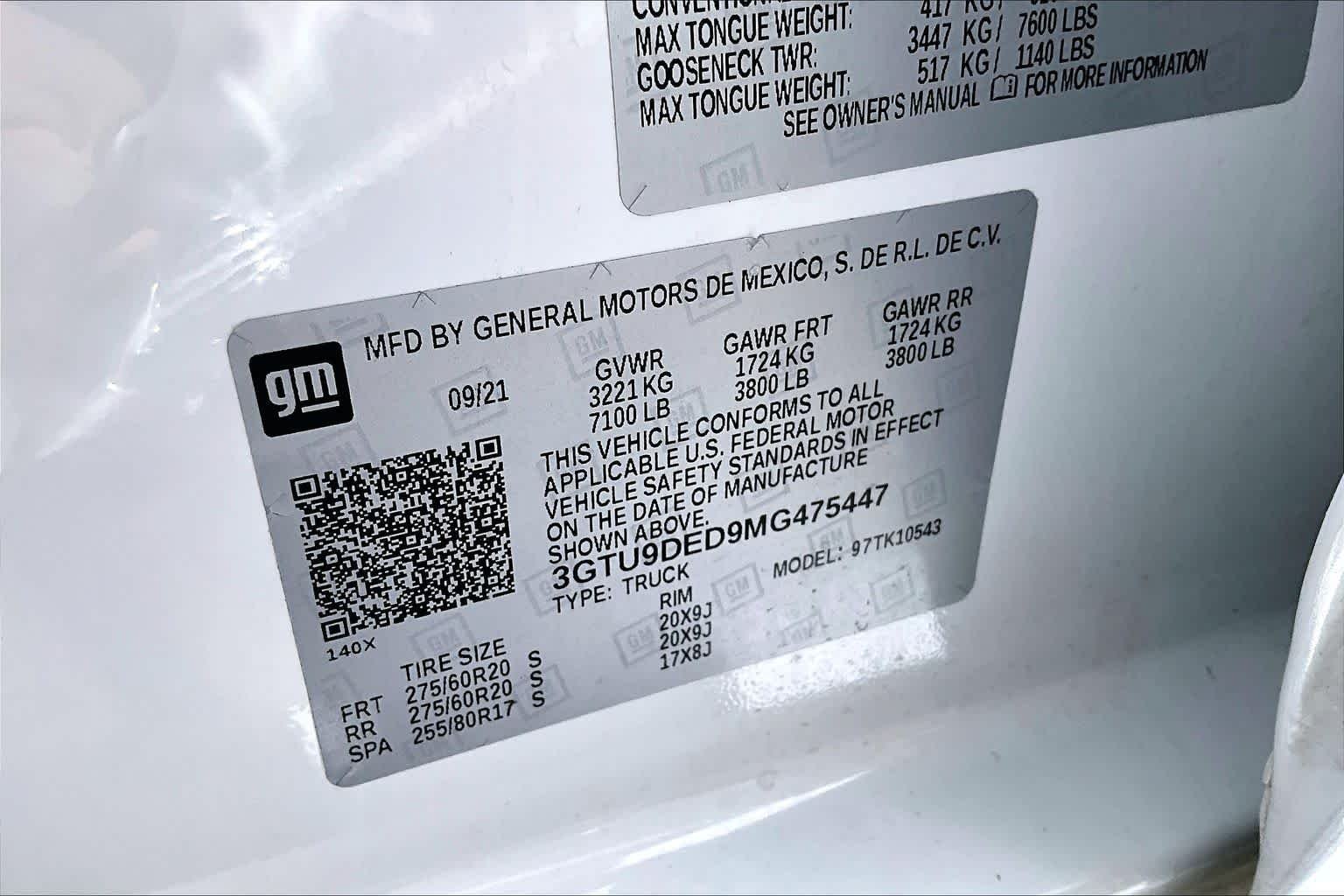 Used 2021 White Frost Tricoat GMC SLT image 35