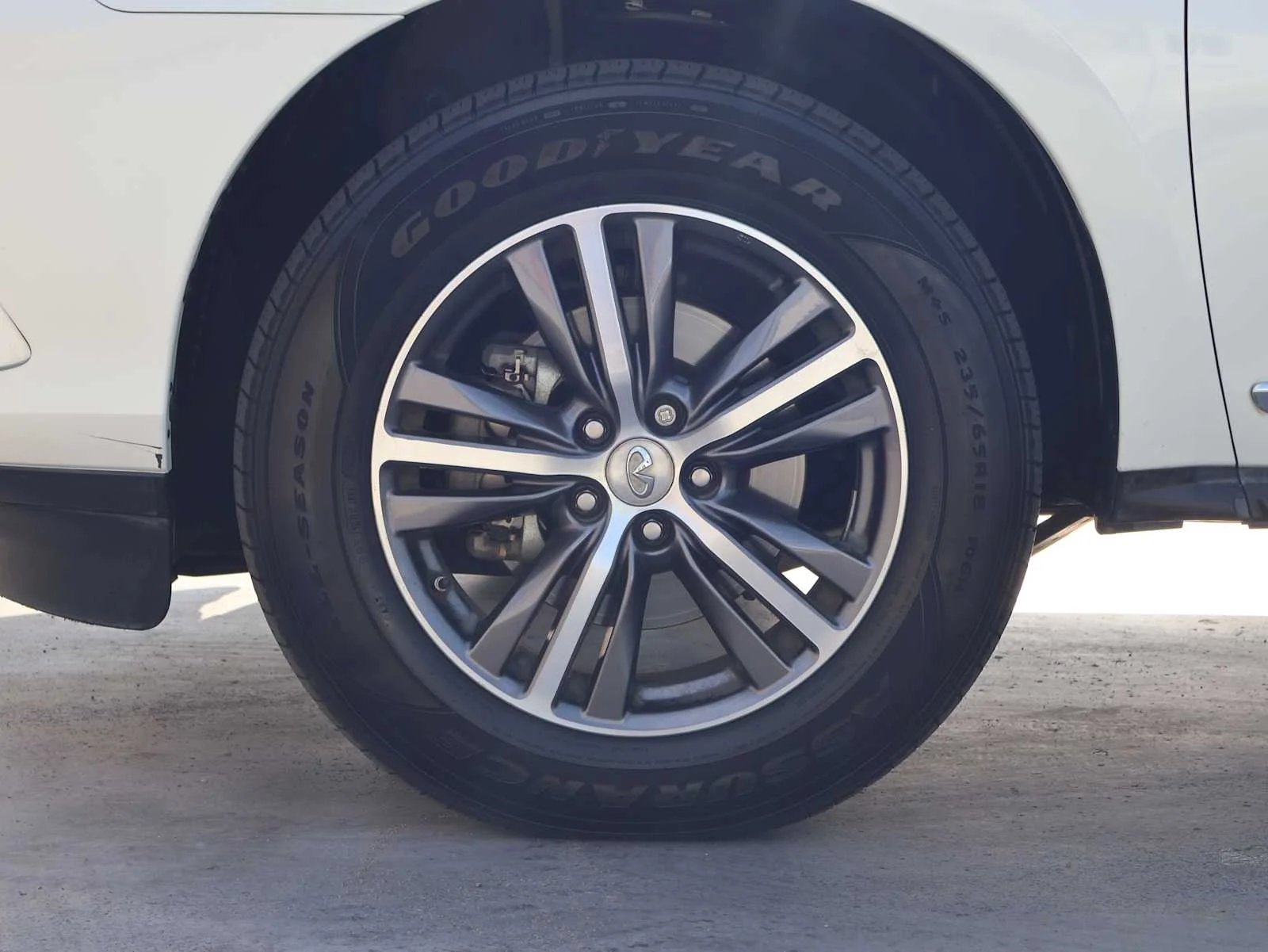 Certified Used 2019 Majestic White INFINITI LUXE image 9