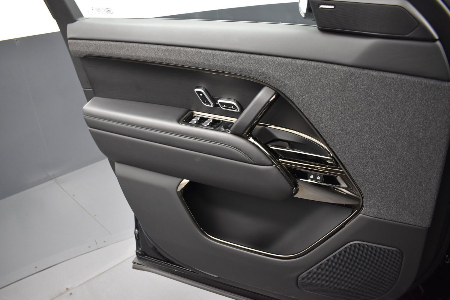 Used 2024 Black Land Rover SE image 5