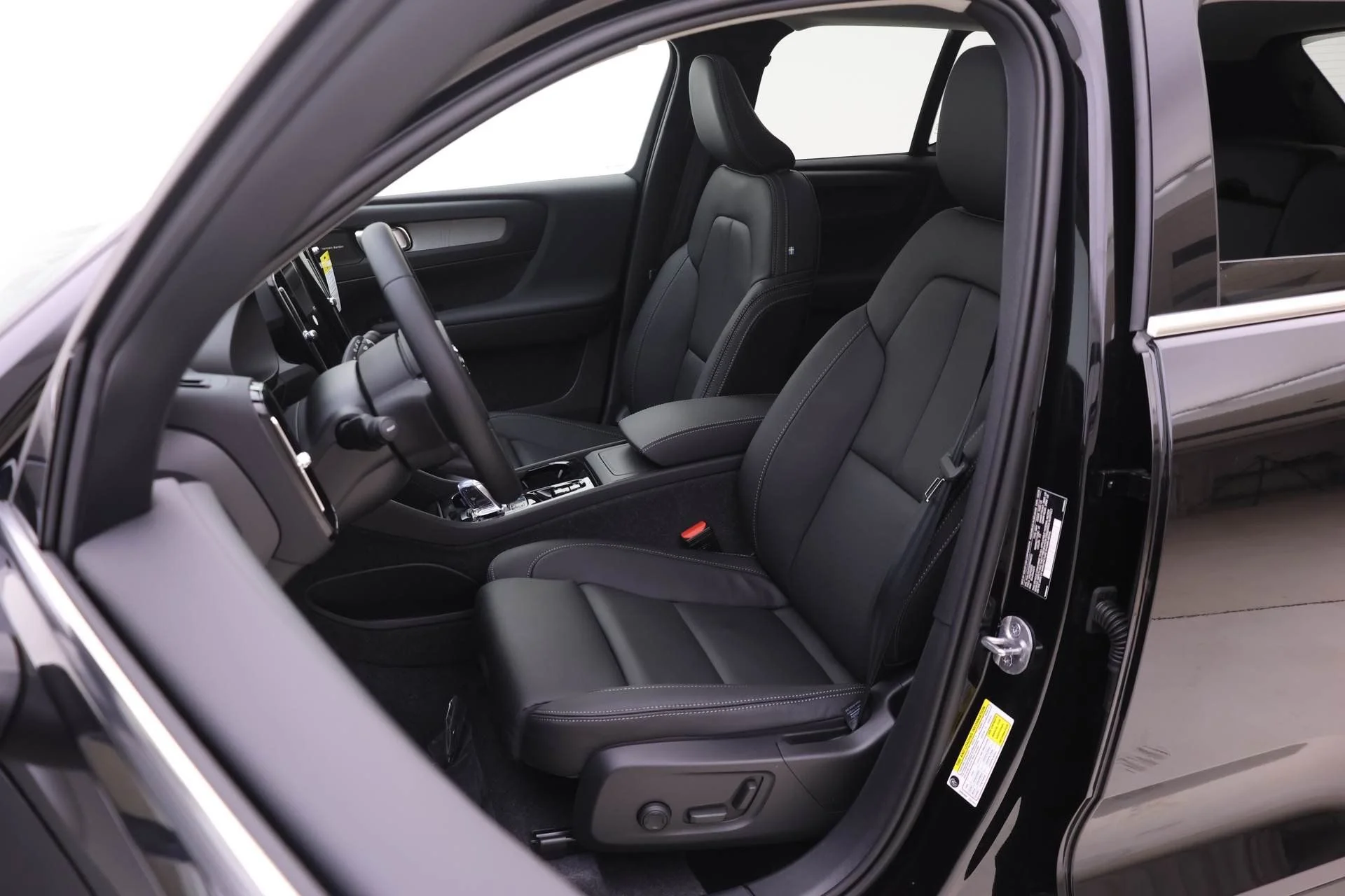 2025 Volvo XC40 Ultra - Photo 7