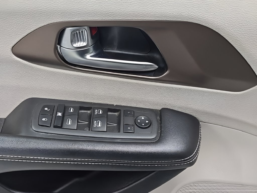 Used 2022 White Chrysler LX image 9