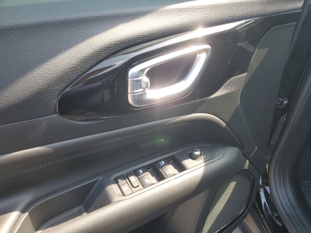 New 2026 Diamond Black Crystal Pearlcoat Jeep Latitude image 10
