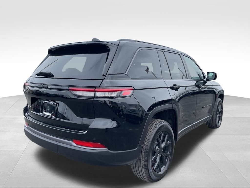 New 2026 Diamond Black Crystal Pearl-Coat Exterior Paint Jeep Altitude image 5