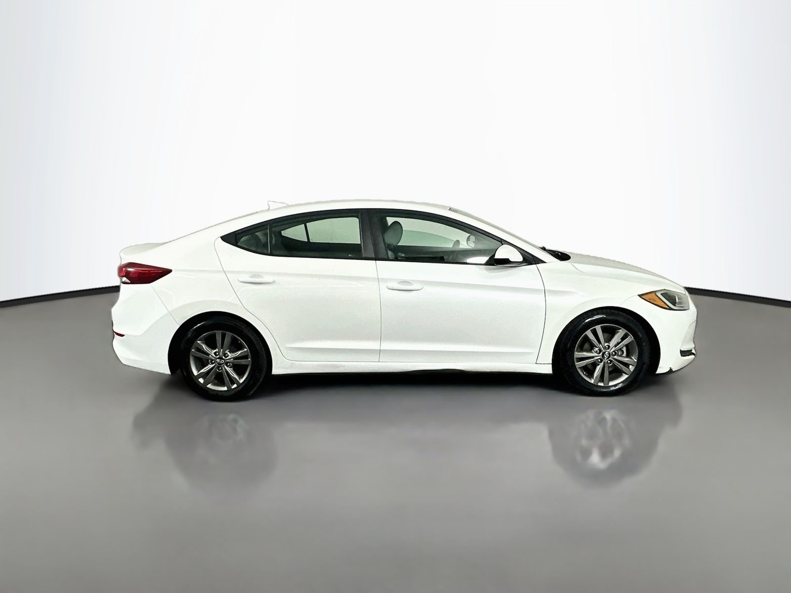 Used 2017 Quartz White Pearl Hyundai SE image 9