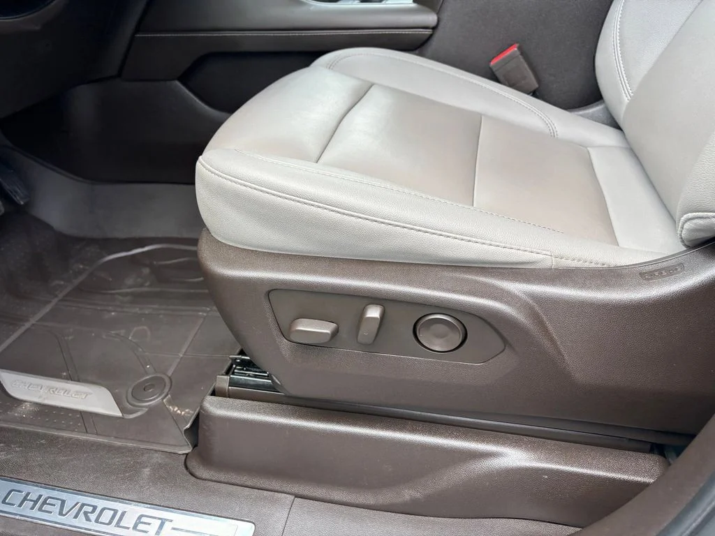Used 2023 White Chevrolet Z71 image 27
