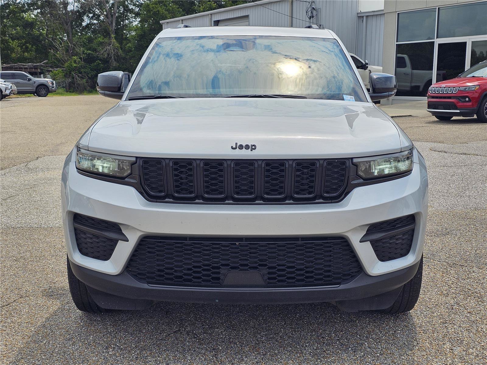 Used 2024 Silver Zynith Jeep Altitude image 2