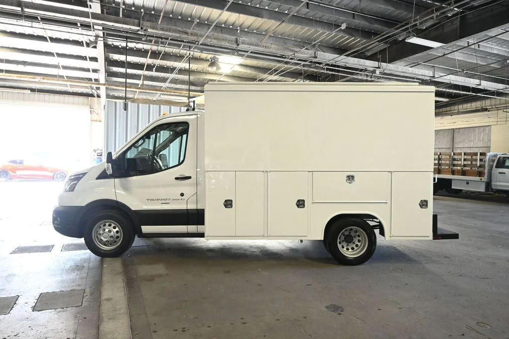 New 2025 Oxford White Ford Base image 5