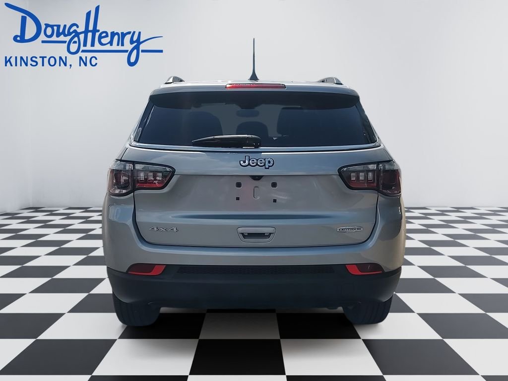 Used 2022 Silver Jeep Latitude Lux image 4