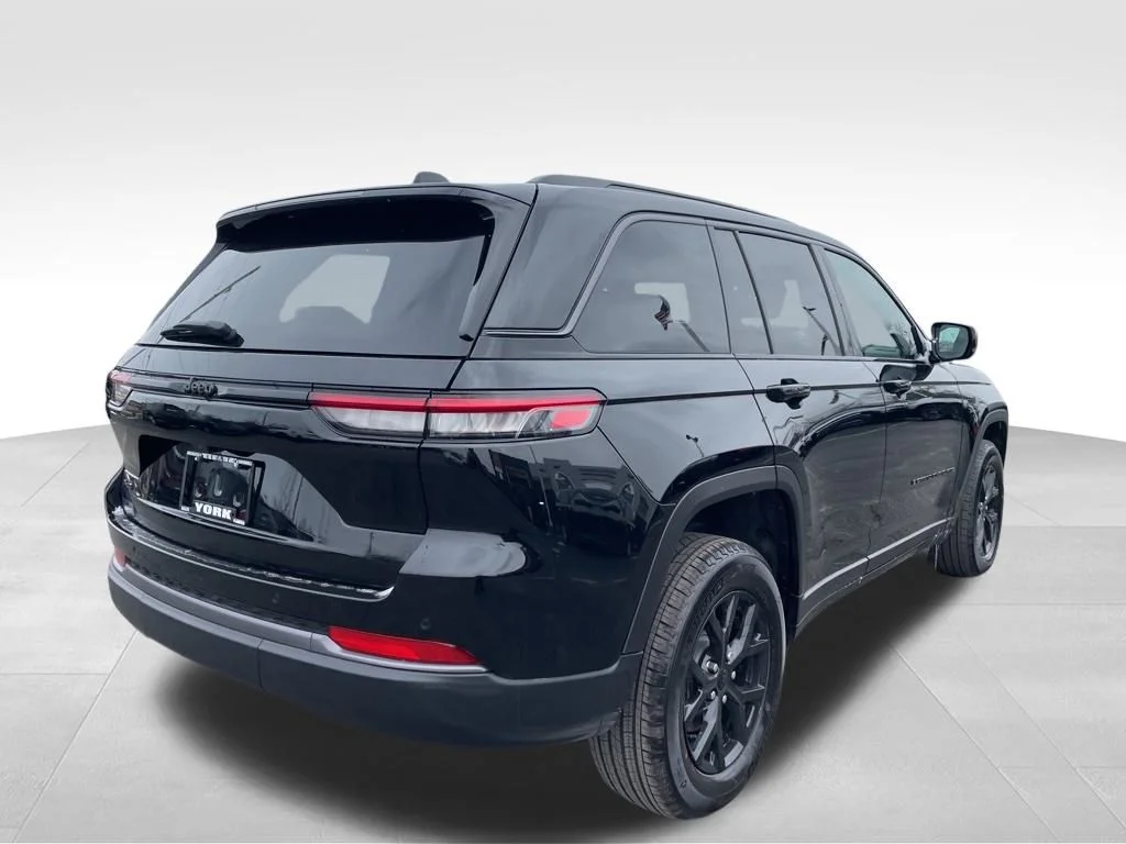 New 2026 Diamond Black Crystal Pearl-Coat Exterior Paint Jeep Altitude image 5