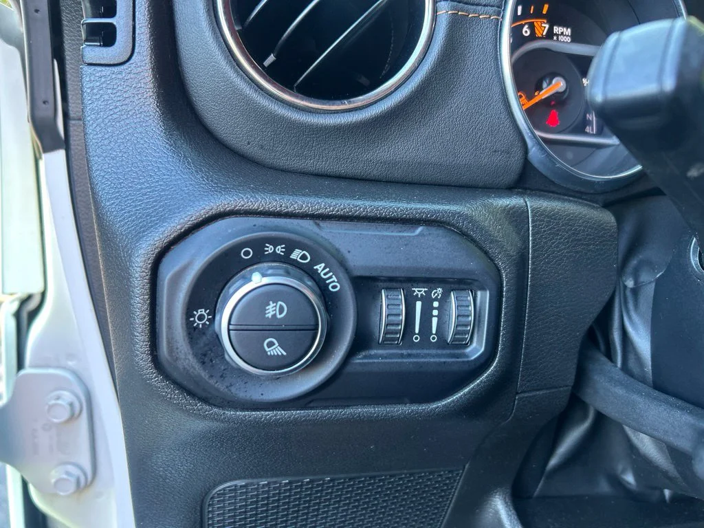 Used 2022 White Jeep Overland image 19