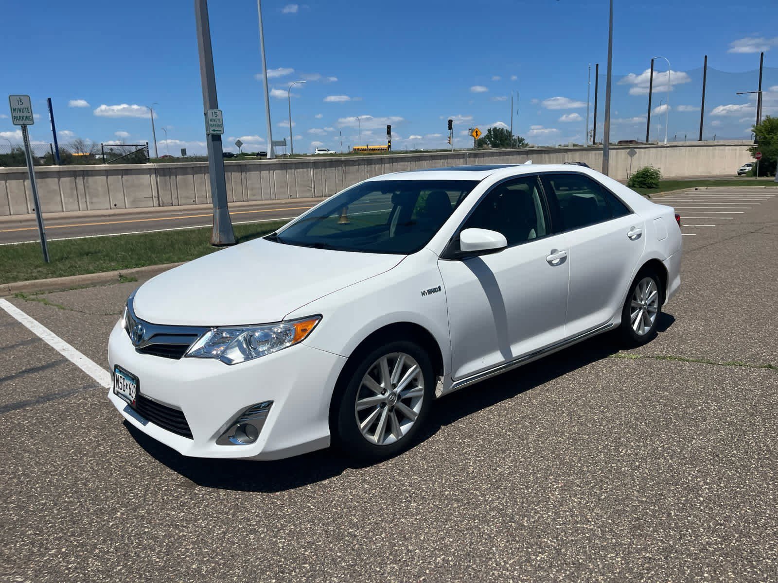 Used 2014 Super White Toyota XLE image 3