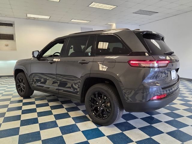 Used 2024 Gray Jeep Altitude image 5
