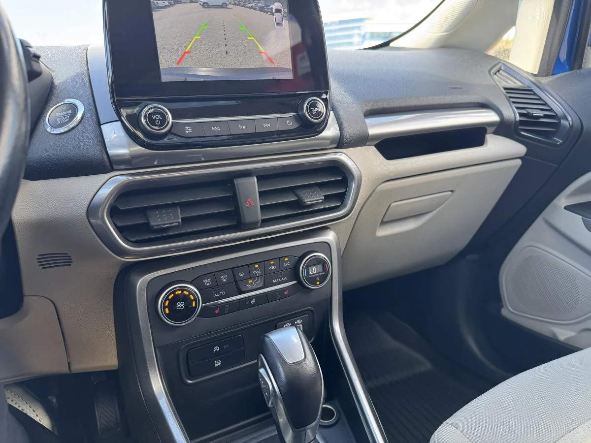 Used 2018 Blue Ford SE image 19
