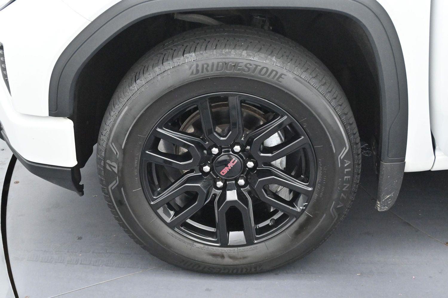 Used 2024 Summit White GMC Elevation image 31