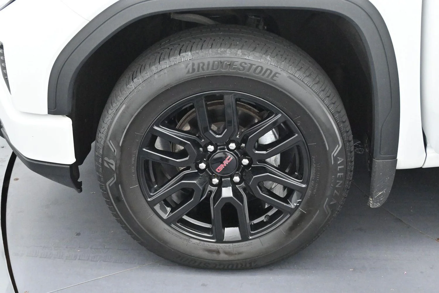 Used 2024 Summit White GMC Elevation image 31