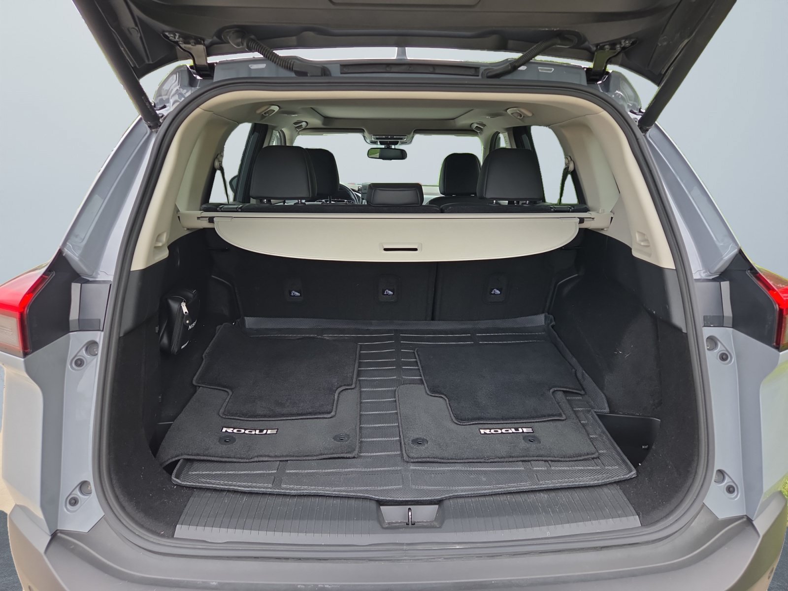 Used 2023 Boulder Gray Pearl Nissan SL image 14